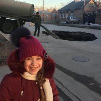 Школьница у провала в Таганроге стала героиней фотожаб