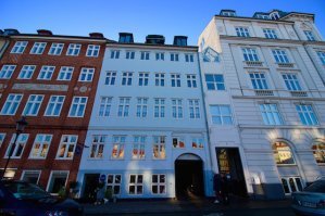 Странно, что автор не обмолвился ни одним словом про самый узкий дом в Нюхавн.
Когда мне друзья показывали город, этот дом был одной из самых ярких достопримечательностей этого райончика :)