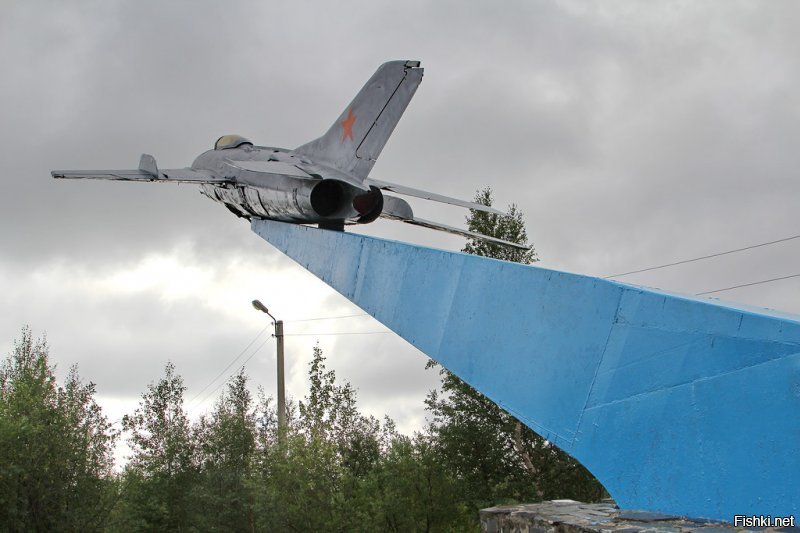 Самолёт МиГ-19СВ установлен в "посёлке", Мончегорск - 27. Кто там был знает. Видел своими глазами, так как когда-то давно, там проходил службу в ВВС авиа механиком ещё при союзе.
В основании установлена табличка с надписью "Защитникам Заполярья".