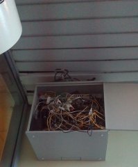 Ну тут-то еще по божески - хоть налепили бирочки на провода куда какой. В моей практике обычно куча проводов в 3 раза больше и ни одной бирки нет. Е*битесь как хотите.