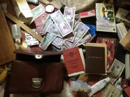 "...судя по находкам были заброшены еще в 90-х..." 
Судя по тому, что доллары на фото цветные - "бросили" их после 2006-го года. :)