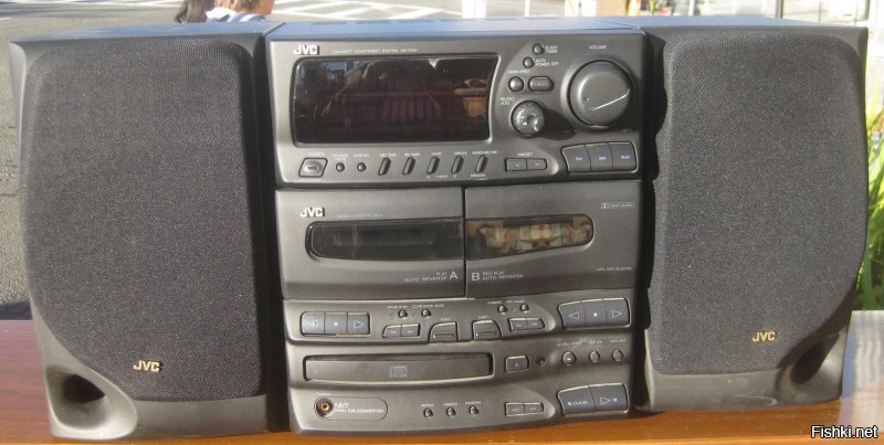 Видаков у нас уже не осталось, но на даче стоит вот такая балалайка. Покупали в середине 90-х и до сих пор работает. Радио разговаривает, кассеты крутит, CD-changer на 5 дисков, можно порядок песен запрограммировать. В те времена JVC делали ещё в Японии.