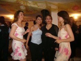 Иранки нормальные тётьки, не хуже, чем везде на востоке, там везде с косметикой перебарщивают.