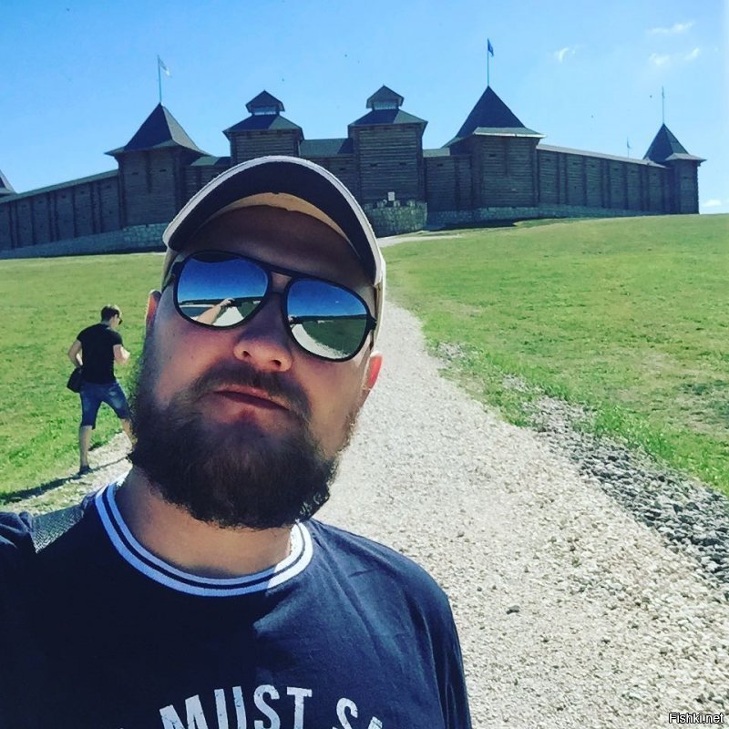 к слову борода не у всех растет, у многих почему то клочьями, или как то участками, а где то дикие плеши. Так что мое мнение удачи парню.