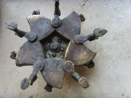 Сдаётся мне что запчасть от конвейера с линии по производству обуви."Пятка" как на приспособе по ремонту обуви