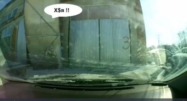  Ветер сорвал ворота с петель и обрушил на автомобиль