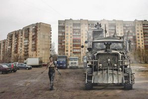 Еще какие-нибудь смердящие МАЗ-500 вместо тех грузовиков на заднем фоне