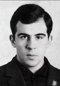 Годы идут, а взгляд тот же.