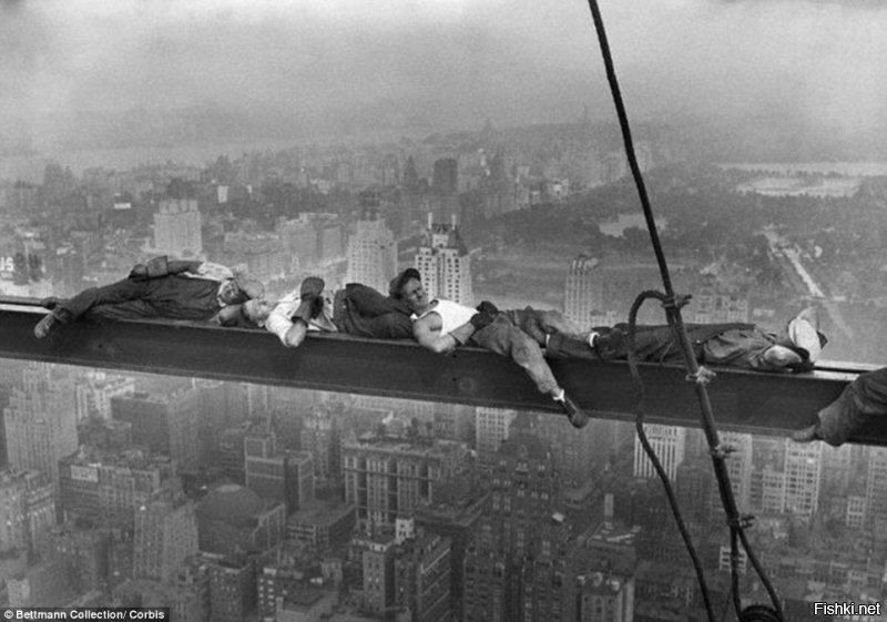 Фотка строителей в Нью Йорке - известная подделка, часто упоминают, как пример ранних манипуляций в фотоографии. Тогда же автор сделал и др  подделку, но не решился опубликовать,  уж слишком "баянистое"