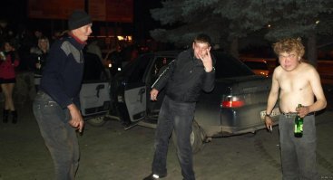 В действительности проблема у мальчиков не из-за девочек, а из-за раздутого самомнения внушённого ему с детства : ты герой, тебе можно ты же мальчик, ты сильнее, ты быстрее, ты будущий защитник...(а в большинстве случаев вырастает ноль без палки), трутень с раздутым самомнением.Столкнувшись с реальностью он всё равно не признаёт себя неудачником, а ищет причины в окружающих (чаще всего в женщинах которые не хотят его близко к себе подпускать). 

Отцы бросают своих детей и даже не желают платить копеечные алименты (минимальная сумма алиментов 2357 руб). Дети видят мужчин в реальной жизни и видят какими их показывают в кино, и у них случается когнитивный диссонанс. В жизни они видит лентяев и уголовников, алкашей и и идиотов у которых виноват кто угодно, только не они.

И да, девочка может создать сама модель поведения (она не нуждается в вожаке), а мальчик может только повторять за авторитетом (и никак не наоборот).