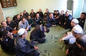 В действительности проблема у мальчиков не из-за девочек, а из-за раздутого самомнения внушённого ему с детства : ты герой, тебе можно ты же мальчик, ты сильнее, ты быстрее, ты будущий защитник...(а в большинстве случаев вырастает ноль без палки), трутень с раздутым самомнением.Столкнувшись с реальностью он всё равно не признаёт себя неудачником, а ищет причины в окружающих (чаще всего в женщинах которые не хотят его близко к себе подпускать). 

Отцы бросают своих детей и даже не желают платить копеечные алименты (минимальная сумма алиментов 2357 руб). Дети видят мужчин в реальной жизни и видят какими их показывают в кино, и у них случается когнитивный диссонанс. В жизни они видит лентяев и уголовников, алкашей и и идиотов у которых виноват кто угодно, только не они.

И да, девочка может создать сама модель поведения (она не нуждается в вожаке), а мальчик может только повторять за авторитетом (и никак не наоборот).