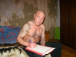 В действительности проблема у мальчиков не из-за девочек, а из-за раздутого самомнения внушённого ему с детства : ты герой, тебе можно ты же мальчик, ты сильнее, ты быстрее, ты будущий защитник...(а в большинстве случаев вырастает ноль без палки), трутень с раздутым самомнением.Столкнувшись с реальностью он всё равно не признаёт себя неудачником, а ищет причины в окружающих (чаще всего в женщинах которые не хотят его близко к себе подпускать). 

Отцы бросают своих детей и даже не желают платить копеечные алименты (минимальная сумма алиментов 2357 руб). Дети видят мужчин в реальной жизни и видят какими их показывают в кино, и у них случается когнитивный диссонанс. В жизни они видит лентяев и уголовников, алкашей и и идиотов у которых виноват кто угодно, только не они.

И да, девочка может создать сама модель поведения (она не нуждается в вожаке), а мальчик может только повторять за авторитетом (и никак не наоборот).