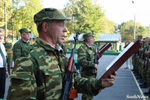 Странные весьма сборы. Женатых с гос. служб выдёргивают, многим 40+. Планы людям ломают, тащат куда-то отрывая от семей и производственных процессов предприятий. Я сижу с воинской учётной специальностью за плечами (военная кафедра на базе инженерного ВУЗ-а (привет РТИ)), холост, 30 лет, работаю в коммерческой структуре, живу в Минске. Никто не звонит, не пишет..
Даже обидно как-то. :)
Наверное у них какие-то особые планы на этих мужиков, либо таким рандомом выбирали что китайские рулетки позавидуют.