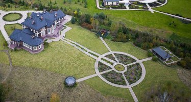 Все советские генсеки, нищеброды по сравнению со "скромными" российскими чиновниками. Они даже не имели права собственности на эти дачи, а только пользовались ими в период своей работы. Все принадлежало государству. Это же касалось и крупных чиновников, генералов, ученых и т.п. Все пользовались государственными дачами пока занимали свой пост или должность. Потом освобождали для преемников. Зато посмотрите на "скромные" хижины современных чиновников, приобретенные В СОБСТВЕННОСТЬ на скромные зарплаты слуг народа.