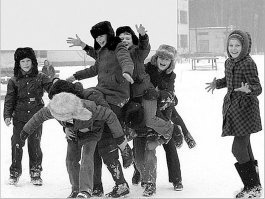 Поддерживаю. 84-91 год. Физрук, трудовик, классный-математик, историк, географ - все были мужики. И все они именно учили! А бабы заставляли тупо переписывать учебники. До сих пор помню физру - берите мяч, ток разомнитесь! И 45 минут футбола в кайф. Без нудных нормативов, зачётов, турников. Пар из ушей, морозу, счастье!