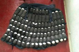 В Кременчуге Полтавской области охранники птицефабрики передали в руки сотрудников правоохранительных органов 35-летнего работника предприятия, который пытался вынести с фабрики более 100 куриных яиц, передает Хроника.инфо со ссылкой на mignews.com.ua.

По полученным данным, мужчина пришил к подкладке куртки небольшие карманы, отдельные под каждое яйцо.

Стоит отметить, что в момент задержания в карманах находилось 110 яиц.

Пользователи сети уже шутят по поводу находчивости вора и пишут:  Яйко-прятайко ,  Яичко-прятаичко ,  Такого специалиста поймали ,  Вот, он какой, оказывается,  мужчина с яйцами