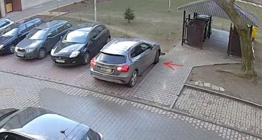 Справа бордюр и если к нему прижаться, то потом надо будет решать геометрическую задачку. Так что не надо тут ля-ля, типа блондин - сверку видно что делать, а за рулём когда сидишь, совсем по другому.
Что надо было делать - 1) выезжать задом прямо 2) заехать вперёд прижимаясь левее и теперь уже выезжая место будет достаточно.