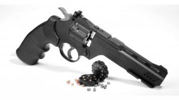 Судя по всему  речь о пистолете  с  баллончиком и барабанным питанием.
 По сути  это  громкая  игрушка, при удачном  выстреле может выбить  глаз . Но  это СУЩЕСТВЕННО сложнее чем  банально кинув  карандаш или авторучку. У  ребёнка  от попадания через одежду  будет синяк. У  нежного ребёнка - у  упитанных пацанчиков  даже  следа  не будет.
При  касателном по открытой  коже будет  ссадина, довольно неприятная.

Короче в СССР  подобное  называлось " хулиганство " с целью  запугивания. 
Шло по статьям о  хулиганстве, нарушении  общественного порядка, нарушении  дисциплины, правил  хранения и использования  оружия.

Как не странно  но  пневматика  вполне себе оружие. В  данном случае  не опасное от слова "совсем"  кусок  арматуры  в  руках той же девочки  нанёс  бы  одноклассницам   страшные  раны и  был бы  реально опасен. Но  это именно оружие  так-как  арматура производится с целью  использования в строительстве и мало ли что под руку попалось. А оружие   нужно  для  деструктивных целей и беря его в руки  даже  ребёнок  ПОЛНОСТЬЮ  осознаёт  что  будет использовать его для  достижения  эти деструктивных целей. Разрушения  банок или мишеней, запугивания и нанесения  вреда  одноклассникам. И поэтому использование оружия предполагает злой умысел  по определению. НА  " психанула" уже не списать.

Если  родители  не согласятся  на перевод  в школу  - интернат  где ребёнок будет под крулосуточным  присмотром.. родителей чуть что  лишат  родительских прав а ребёнка  запрут  в детдоме. хоть в  17 лет, пофигу.