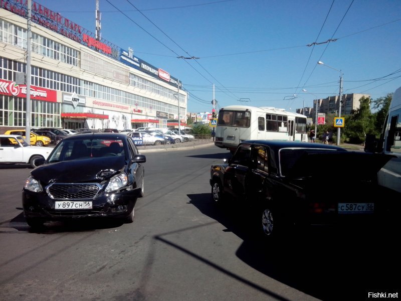 Года 3 назад дед хотел проскачить на красный и влетел мне в бочину. Как жив остался незнаю, наверно спасла стойка, если бы в дверь наверно было бы хана.