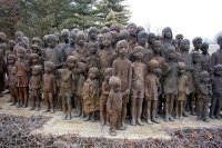 Ли дице (чеш. Lidice, нем. Liditz) шахтёрский посёлок в Чехии, в 20 км к западу от Праги и к юго-востоку от города Кладно, 10 июня 1942 уничтоженный по требованию немецкого правительства.

Непосредственным поводом для расправы явилось убийство Рейнхарда Гейдриха, протектора Богемии и Моравии, совершённое 27 мая 1942 в Праге. По указу группенфюрера СС Карла Германа Франка, начальника СС и полиции Праги, жители посёлка были обвинены в укрывательстве чехословацких патриотов, совершивших покушение.
9 июня 1942 года подразделения немецкой полиции (Гестапо, SD и OrPo под командованием офицеров специальной расследовательной комиссии SS и командующего Sipo в Праге) с помощью чешской жандармерии Лидице окружили Лидице и заблокировали все дороги в деревню из-за подозрения, что в деревне могли скрываться участники покушения на Гейдриха. Ночью всех жителей Лидице согнали вместе[1].10 июня всё мужское население старше 15 лет (172 человека) было расстреляно, женщины (195 чел.) были отправлены в концентрационный лагерь .