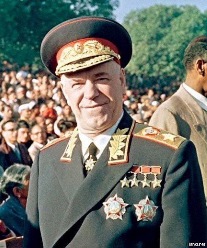 Это был единственный из советских орденов, который носили не на левой, а на правой стороне груди........ WTF???