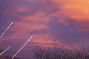 Багровый закат в Новороссийске.
По закону жанра, снято случайно, на пудреницу