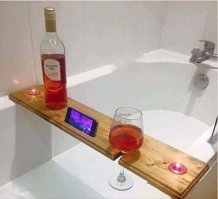 Если просто доска, допускаю - женщина! Мужик бы фиксаторы поставил, по внутренней ширине ванны....