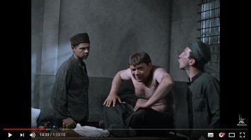 Вот кадр из фильма где Крамаров подходит к Леонову!;)