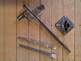 С домкратом система понравилась (регулируемая высота)! В гараже старый москвичёвский валяется, надо будет замутить.