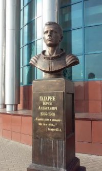 Памятник кунице простоял пару лет, его убрали при реконструкции Гостиного Двора перед ШОСом/БРИКСом..  но там недалеко есть памятник Юрию Гагарину возле авиационного университета.
Памятник пчеле со стороны откровенно уродлив- в клумбе железный каркас типа пчелы, из каркаса растут клумбовые цветочки, даже упоминать не стоило, бездарное недоразумение.
Кафедральную мечеть на ПСЮ не достроили до сих пор, и неизвестно когда достроят. Но здание красивое- классическая мусульманская храмовая архитектура, подсветку видно через мост на въезде в город.
Бюст Гагарина и вид на реку Белую с Висячего камня прилагаю (фото мои).