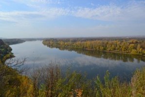 Памятник кунице простоял пару лет, его убрали при реконструкции Гостиного Двора перед ШОСом/БРИКСом..  но там недалеко есть памятник Юрию Гагарину возле авиационного университета.
Памятник пчеле со стороны откровенно уродлив- в клумбе железный каркас типа пчелы, из каркаса растут клумбовые цветочки, даже упоминать не стоило, бездарное недоразумение.
Кафедральную мечеть на ПСЮ не достроили до сих пор, и неизвестно когда достроят. Но здание красивое- классическая мусульманская храмовая архитектура, подсветку видно через мост на въезде в город.
Бюст Гагарина и вид на реку Белую с Висячего камня прилагаю (фото мои).