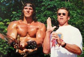 Дублер похож на Гордона Рамзи, подкачался и покрасился ;)