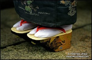 Ну, если сравнивать с традиционными японскими женскими сандалиями, то это почти домашние тапочки.