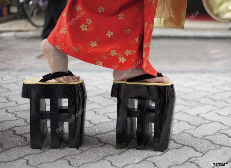 Ну, если сравнивать с традиционными японскими женскими сандалиями, то это почти домашние тапочки.