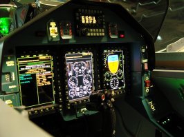 Меня больше всего даже не пилот поразил, а оборудование кабины. На фото не настоящая приборная панель, а модель, размером со спичечный коробок.