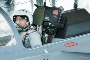 Постил уже, но повторюсь с удовольствием. Есть ещё один Як-130, рекорды которого знают во всём мире. Реактивная радиоуправляемая модель Виталия Робертуса с запредельным уровнем копийности. Воспроизведена каждая заклёпка, каждый шильдик, панель приборов полностью функциональна, даже пилот -- миниатюрная копия самого Виталия, анимирован.