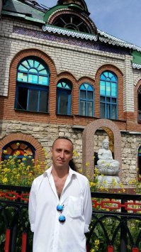 нашлось немного фото с прошлогодней поездки в Казань, так что добавлю. 
за качество прошу не пинать - пробую выложить в первый раз - сильно сжимал размеры.

Вообще храм очень интересный. Жаль что не был завершен. а после пожара (говорят что был намеренный поджог) вообще грустно - сильно пострадали внутренние помещения, центральный купол, сгорела почти целиком большая библиотека. когда я там был - храм постепенно восстанавливали на пожертвования туристов. ну и я не мог не оставить свою копеечку)