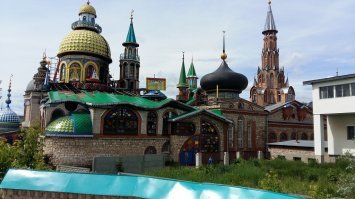 нашлось немного фото с прошлогодней поездки в Казань, так что добавлю. 
за качество прошу не пинать - пробую выложить в первый раз - сильно сжимал размеры.

Вообще храм очень интересный. Жаль что не был завершен. а после пожара (говорят что был намеренный поджог) вообще грустно - сильно пострадали внутренние помещения, центральный купол, сгорела почти целиком большая библиотека. когда я там был - храм постепенно восстанавливали на пожертвования туристов. ну и я не мог не оставить свою копеечку)
