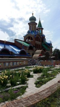 нашлось немного фото с прошлогодней поездки в Казань, так что добавлю. 
за качество прошу не пинать - пробую выложить в первый раз - сильно сжимал размеры.

Вообще храм очень интересный. Жаль что не был завершен. а после пожара (говорят что был намеренный поджог) вообще грустно - сильно пострадали внутренние помещения, центральный купол, сгорела почти целиком большая библиотека. когда я там был - храм постепенно восстанавливали на пожертвования туристов. ну и я не мог не оставить свою копеечку)