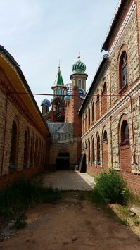 нашлось немного фото с прошлогодней поездки в Казань, так что добавлю. 
за качество прошу не пинать - пробую выложить в первый раз - сильно сжимал размеры.

Вообще храм очень интересный. Жаль что не был завершен. а после пожара (говорят что был намеренный поджог) вообще грустно - сильно пострадали внутренние помещения, центральный купол, сгорела почти целиком большая библиотека. когда я там был - храм постепенно восстанавливали на пожертвования туристов. ну и я не мог не оставить свою копеечку)