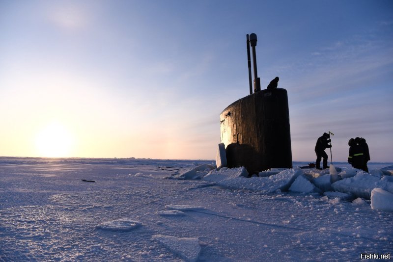 Подводная лодка USS Hartford (SSN 768) класса  Лос-Анджелес  пробивает лед во время ледовых учений ICEX-2018, пятинедельных учений ВМС США, чтобы оценить их оперативную готовность и улучшить понимание Арктики ,   вот что на самом деле говорится на упомянутой странице в Twitter.
Журналисты, очевидно, сделали выводы о  застревании  подлодки из-за фото, на котором мужчина с инструментом в руках, похожим на лом, совершает какие-то действия, стоя возле рубки всплывшей субмарины.

 Судя по фото пресс-службы ВМФ США, суперсовременную подлодку пришлось выкорчевывать изо льдов по старинке   ломиком ,   говорится, в частности, в одном из сообщений в Рунете. Других  доказательств  того, что подлодка якобы застряла, найти не удалось. Иные западные источники также ничего не сообщают о подобном инциденте.