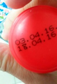 Случилось в Гомеле. По словам читательницы, сегодня она с маленьким ребенком зашла в магазин  Ассорти  по улице Маневича за молоком. Бутылки молока выставлены на стеллаже в два ряда, при этом на каждой (!) аккуратно исправлена черной ручкой дата истечения срока годности   с 17.04 на 18.04.