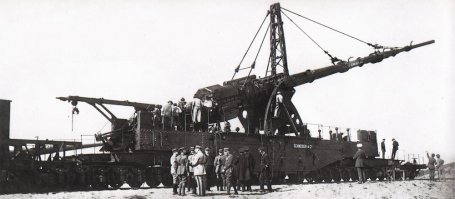 Всё гораздо интереснее: французы после ПМВ занимались разработкой, конструированием и постройкой сверхдальних осадных орудий по типу Парижской пушки - т.н. "проект TLP". Чем, кстати, вызывали беспокойство британцев - если Германия побеждена, то на кой хрен французам такое орудие, которое вполне может добить до Букингемского дворца????
Этот монстр даже внешне походил на ПП! Да и технология была схожая в трубу 340мм воткнули вставки 224мм.
испытали его французы в марте 1929г. - семь снарядов весом 150 кг положили на дистанциях от 71 до 107 км. А в ноябре того же года модернизированные снаряды в 142 кг (две штуки) легли уже на 118 и 128 км - начальная скорость - 1520 м/сек (!).
И это, кстати, у французов было не единственное подобное орудие)