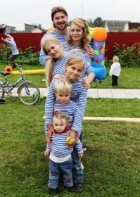 Может и педофил. Должен быть наказан. Только вот у нас сегодня что угодно склепать можно по заказу и ничего не докажешь.

Порылся в Инете. Вот фото его семьи. Что-то на педофила не похоже.

Защитники утверждают, что все шито белыми нитками. 
Не сходятся сроки. Обвинение "в надругательстве над первой жертвой" - в это время Грозовский был с семьей в Турции. Доказывают отметки в загранпаспорте. Обвинение тут же поменяло сроки.
Ну и так далее.

Все похоже на заказуху