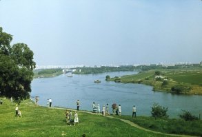 Родился и вырос в Нагатино! Эх! Детство! Коломенское! Купались, помню у причала парома или у родника, где святую воду берут! Можно было уйти под МИФИ в лесок и шашлычок замутить! На пароме или вплавь, переплывали Москва-реку и в колхозе "Огородный гигант" , грабили огороды! Огурцы, морковка, репка! Все в зелени утопало! Десять минут ходу от метро Коломенская и можно было, как в деревне, носится босиком, в трусах по траве и песку! Сейчас пафос! Везде собянинская плитка, сраные ограждения. парома нет, колхоза тоже, деревни Дьконово тоже нет, за костер сразу в полицию заберут! Шашлык у кавказцев, по негуманным ценам! Везде таблички "купаться запрещено"! Вся Москва превратилась в сраный Шанхай, большой гипермаркет! Как у москвича, единственное желание на выходные и праздники, сипаться побыстрей отсюда на дачу, в деревню, в тишину и природу! Триндец детству, триндец городу! Лужков, чтоб ты сдох! Вместе со своей свинкой-женой Батуриной!