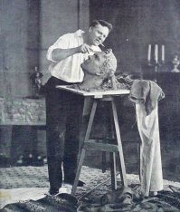 Шаляпин делает селфи.