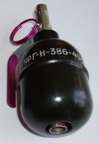 в статье, для "красного словца ..." можно написать многое,
по факту, за время службы (в горячих точках не был), 
Ф-1, боевую, в глаза не видел, может они были где то, на дальнем складе,
гранаты метали по прибытии "молодого" пополнения, два раза РГ-42 и
два раза имитацию РГД-5 (фото)

ни разу от многочисленных друзей не слышал, 
чтобы в учебных целях кидали Ф-1 - действительно мощную игрушку ...
и сомневаюсь, чтобы командиры решились на это