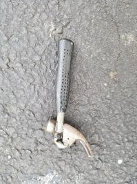 У ворот склада сидел на лавочке главный кладовщик в валенках. Чебурашка решил начать разговор издалека.
  Солнышко светит, травка зеленеет!   сказал он.   А нам вот так нужны гвозди! Не дадите немножко?
  Это не травка зеленеет,   ответил кладовщик.   Это краску пролили. А гвоздей нет. Каждый ящик на учёте.
  Зато птички поют,   продолжал Чебурашка.   Заслушаешься! А может, найдёте лишние? Нам же немного надо!
  Если бы это птички пели    вздохнул кладовщик.   То же ворота скрипят. И искать не буду! Ничего лишнего нету!
  Очень жаль,   сказан Чебурашка,   что это не птички скрипят! А мы строим Дом дружбы!
  Дом дружбы?   заинтересовался кладовщик.   Ну, тогда другое дело! Тогда я дам тебе гвозди. Уж так и быть, бери! Только я тебе дам гнутые гвозди. Идёт?
  Идёт!   обрадовался Чебурашка.   Большое спасибо. Только дайте мне уж заодно и гнутый молоток!
  Гнутый молоток?   удивился кладовщик.   А зачем?
  Как   зачем? Забивать гнутые гвозди!
Тут даже видавший виды кладовщик в валенках не удержался и захохотал.
  Ну ладно, так и быть. Дам тебе прямых гвоздей! А гнутые выпрямлю сам! Держи.
И обрадованный Чебурашка побежал на стройку.