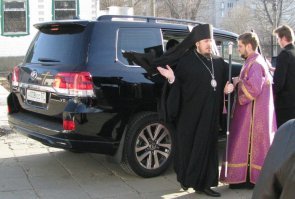 откуда у всех эхтих служителей такие тачки и почему при этом они внушают простому народу что важен Дух, а все материальное - тлен ? А пузаны такие они во время поста наверное отращивают ?
