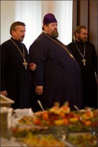 откуда у всех эхтих служителей такие тачки и почему при этом они внушают простому народу что важен Дух, а все материальное - тлен ? А пузаны такие они во время поста наверное отращивают ?